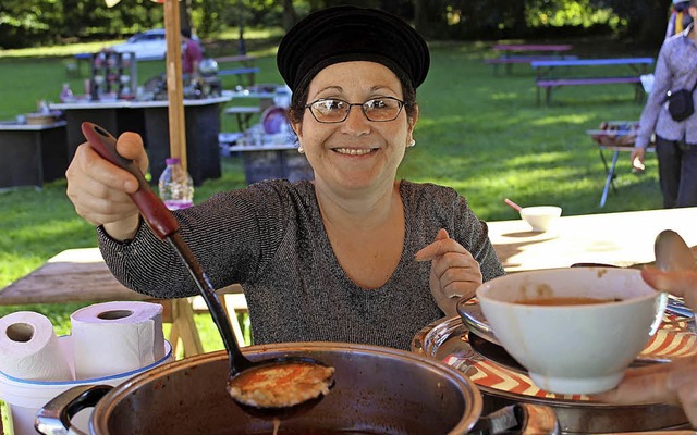 Nachschlag gefllig? 50  Suppen aus al...de  im Park der Villa Burrus kcheln.   | Foto:  pc