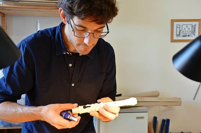 Ricardo Simian in seiner Werkstatt in Basel mit einer Oboe aus dem 3D-Drucker.   | Foto: Sarah Beha