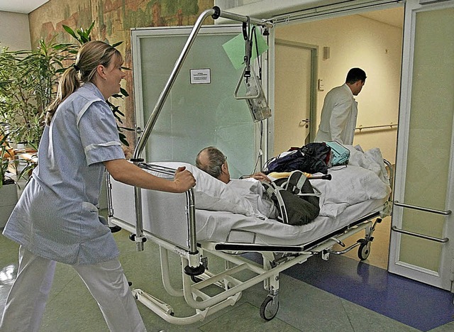 Wenn ein Patient im Sterben liegt, ist...gs voll belegt ist, wird es schwierig.  | Foto:  dpa