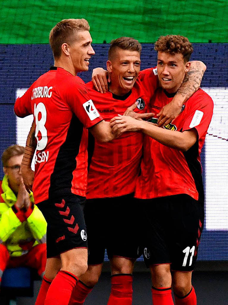 Mike Frantz (Mitte) freut sich mit Nils Petersen und Luca Waldschmidt ber das 3:0.