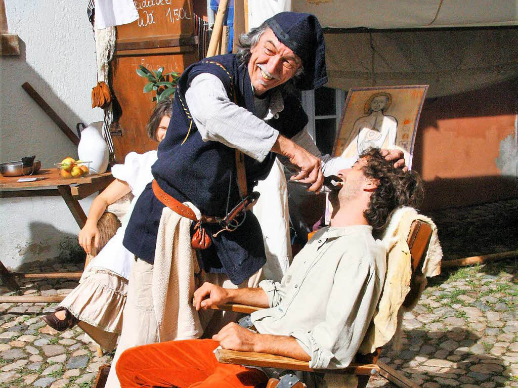 Der mittelalterliche Zahnbrecher zeigt noch Leidenschaft bei der Arbeit