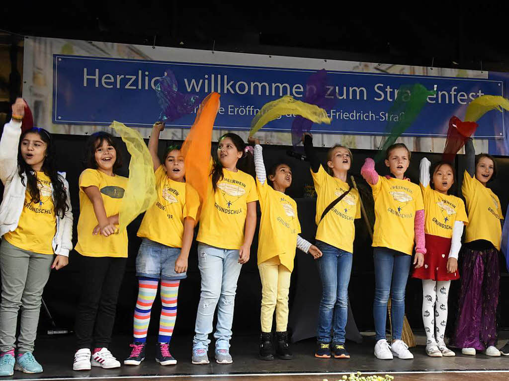 Eine musikalische „La ola Welle“ präsentierten die Kinder der Meerwein-Schule Eine musikalische „La ola Welle“ präsentierten die Kinder der Meerwein-Schule