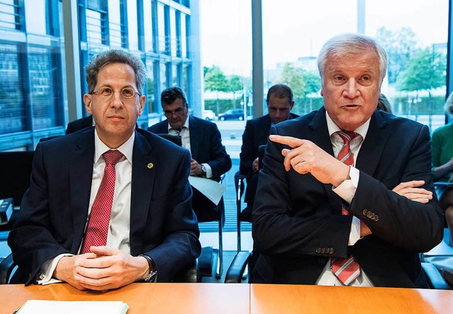 Seehofer und Hans-Georg Maaen, bisher...nenausschusses im Deutschen Bundestag.  | Foto: dpa