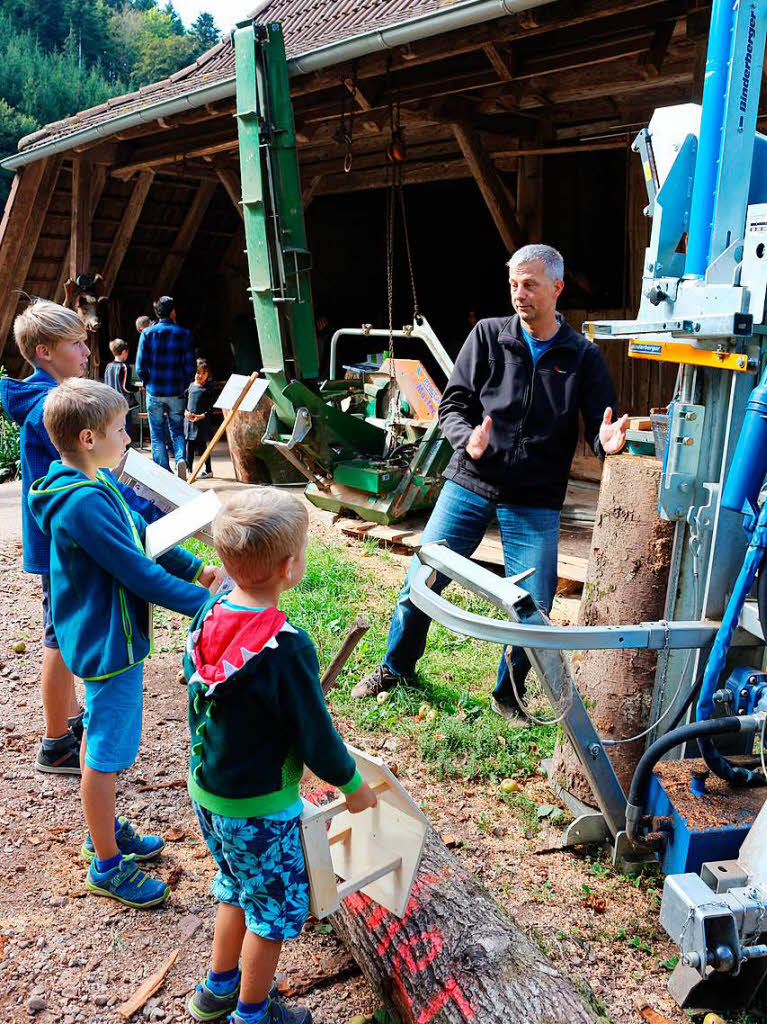 Auf dem Bromhof konnten Kinder Vogelhuschen bauen, unter Anleitung von Andrea Heizmann von der Kreisjgervereinigung, und sich auch Gerte fr die Holzverarbeitung ansehen und erklren lassen.