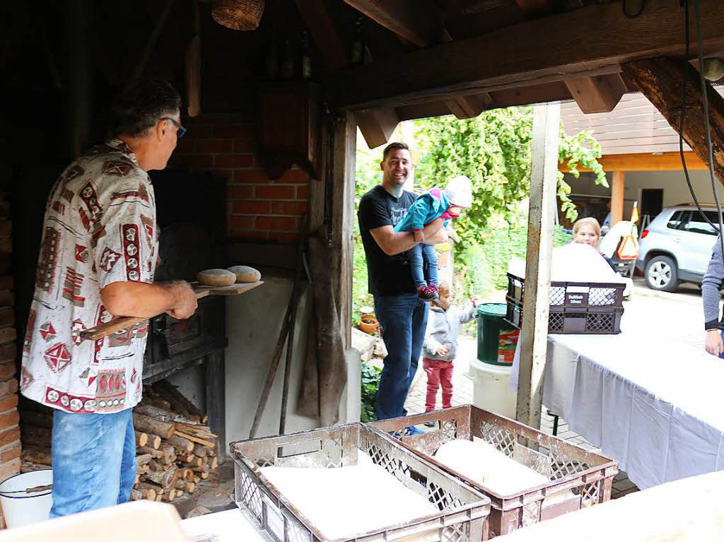 Auf dem Kaltenbachhof konnten die Besucher im Backhusle Bckermeister Franz Schwarz beim Brotbacken ber die Schulter sehen.