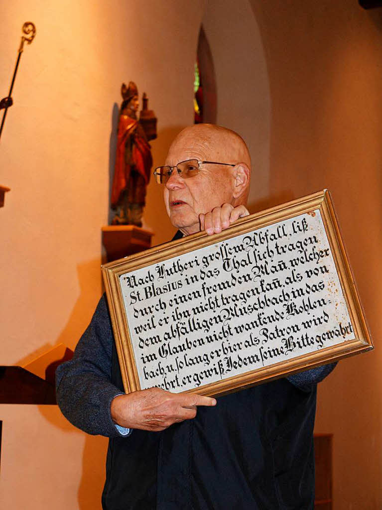 Bernd Reinbold vom Frderkreis der Kapelle bei der Fhrung mit einer Schrifttafel, welche hchstwahrscheinlich die Anfnge der Blsikapelle dokumentiert.