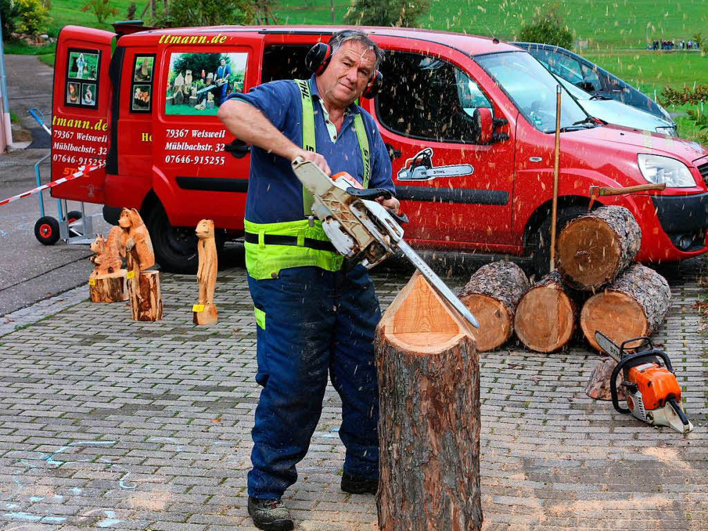 Karl Blattmann ist ein Profi in der Herstellung von Holzskulpturen mit der Motorsge. Wie geschickt und flink aus einem Baumstammstck bei ihm eine edle Eulenskulptur  entstand, konnten die Besucher am Schwendemannhof live verfolgen.