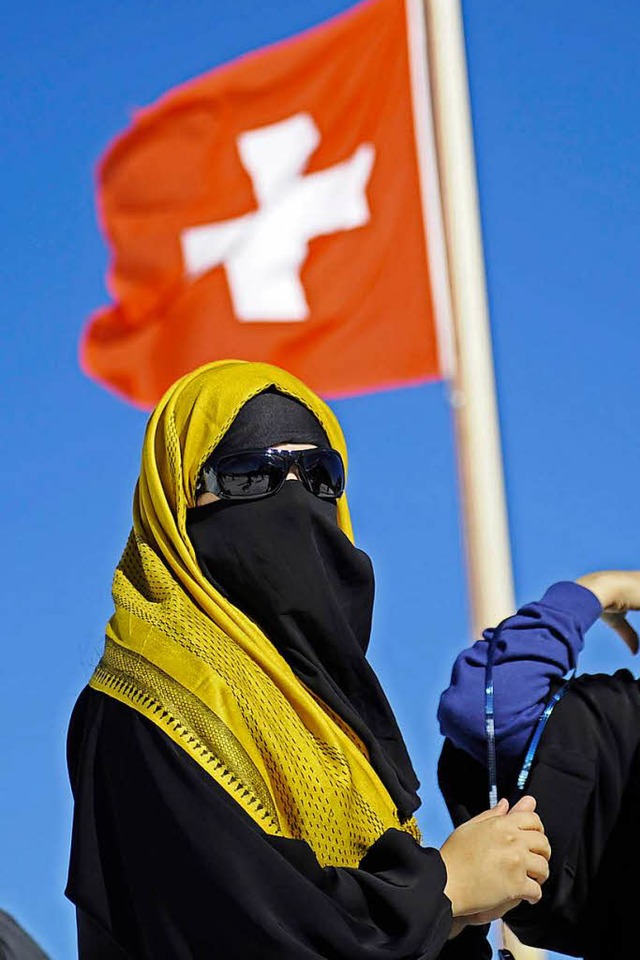 Eine Niqabtrgerin steht auf dem Jungf... dem Tessin ein Verhllungsverbot ein.  | Foto: dpa