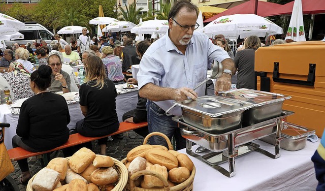 Jeder konnte zugreifen beim Buffet.  | Foto: Christoph Breithaupt