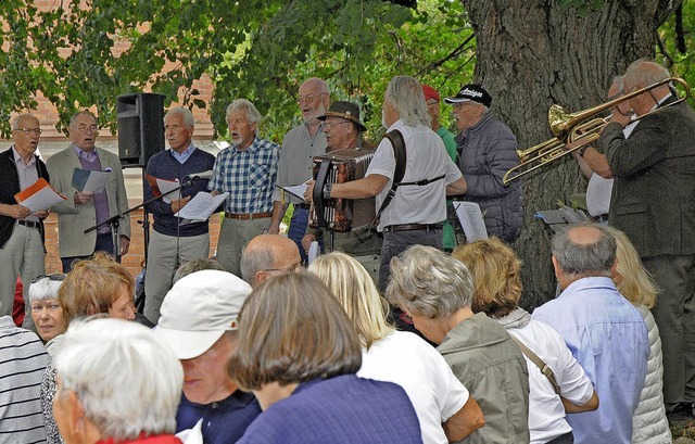 Die Dorfmusikanten mit Vereinsmitgliedern sorgten fr Unterhaltung.   | Foto: B. Schaller