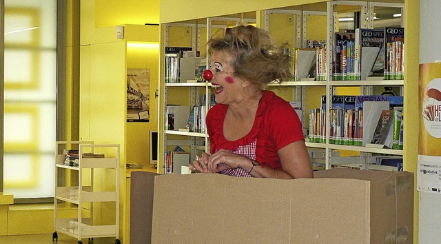 Clownin Sonelli steckte in einem groe... Aktion &#8222;Hei auf Lesen&#8220;.   | Foto: Charlotte Ptter