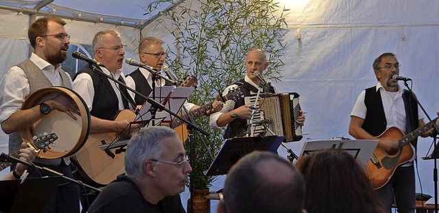 Die pure Lust an irischer Musik mit te... Boys im Zelt auf dem Rathausplatz.     | Foto: Lisa GEppert