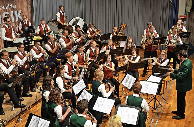 Der Musikverein Rtenbach unter Leitun...der Feuerwehrkapelle aus Wellendingen   | Foto: Liane Schilling