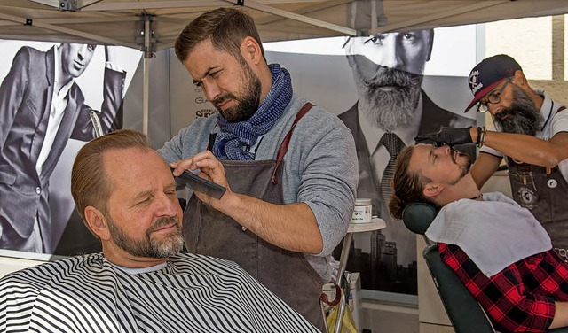 Ein Hauch von Luxus: Besuch beim  italienischen Barbier.  | Foto: Olaf Michel
