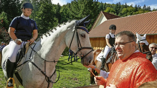 Pfarrer Martin Kalt bei der traditione...ferdesegnung nach dem Festgottesdienst  | Foto: Sandra Decoux-Kone