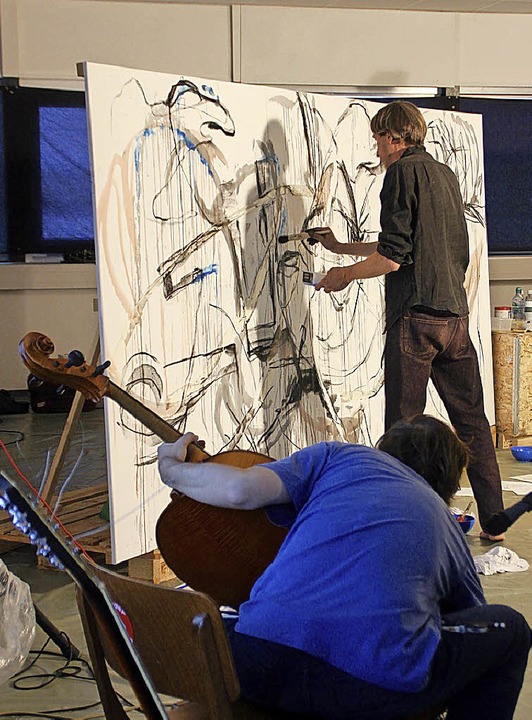 Robin Thiodet reagiert an der Leinwand... Klnge von Musiker Karsten Hochapfel.  | Foto: Erika Sieberts