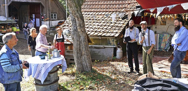 Das Trio Hinterwlder unterhielt mit C...Folk beim Tag des offenen Bauernhofs.   | Foto: Hans-Jrgen Sackmann