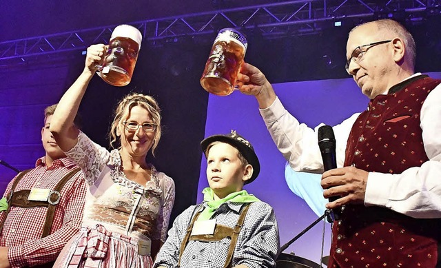 Ein Prosit der Gemtlichkeit:   Evelin...die Shne  Maximilian und Konstantin.   | Foto: RUDA