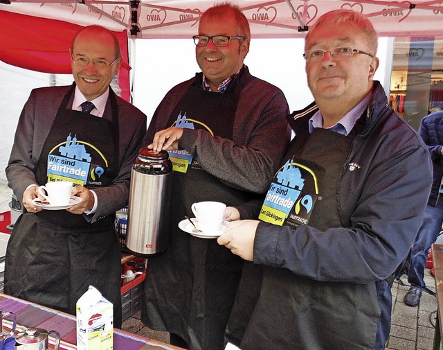 Nach der verlorenen Wette schenkte Br...el (links) und Peter Berg, Kaffee aus.  | Foto: Michael Gottstein