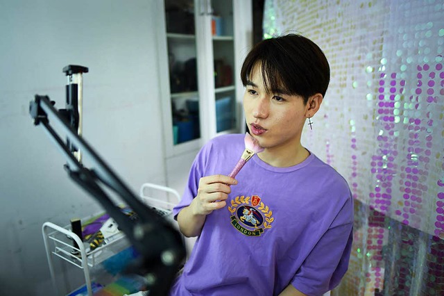 Jiang in seinem improvisierten Kosmetikstudio   | Foto: afp