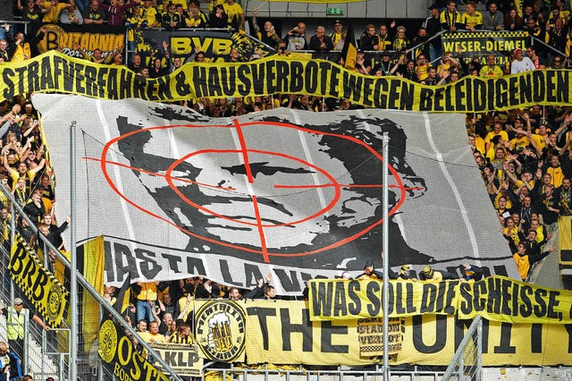 Dortmunder Fans hielten zu Spielbeginn...nheims Mzen Dietmar Hopp in die Hhe.  | Foto: dpa