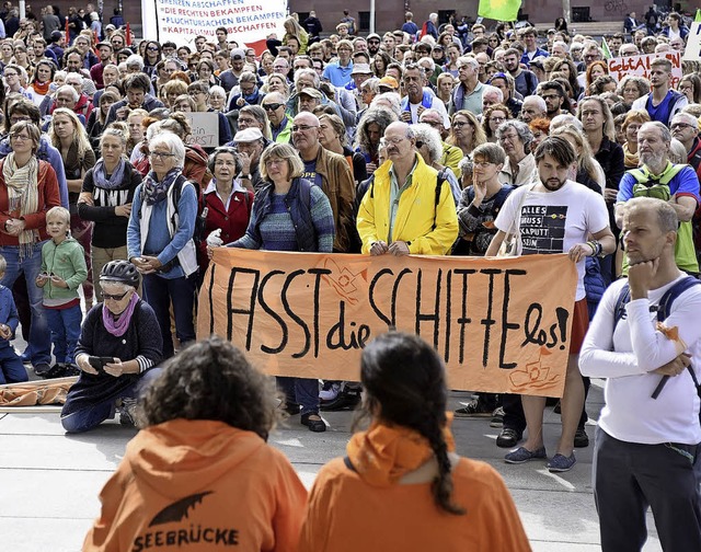 Die Teilnehmer der Demo forderten ein Umdenken der Politik.  | Foto: thomas kunz