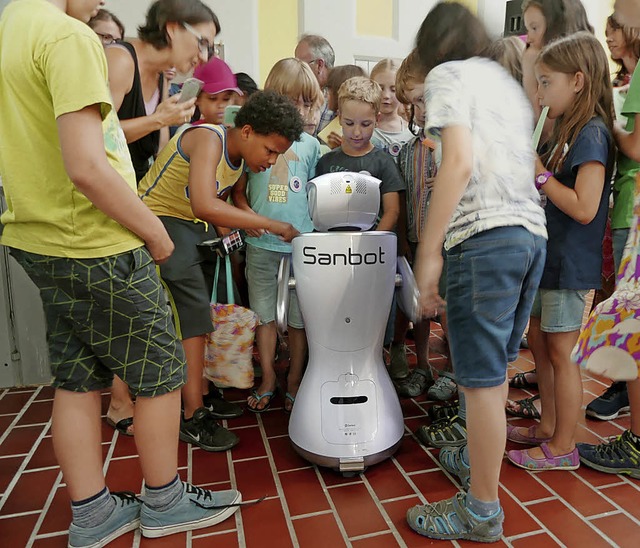 Kinder und Roboter bei einer Veranstal...ts:  Mensch und Technik Hand in Hand.   | Foto: Hochschule