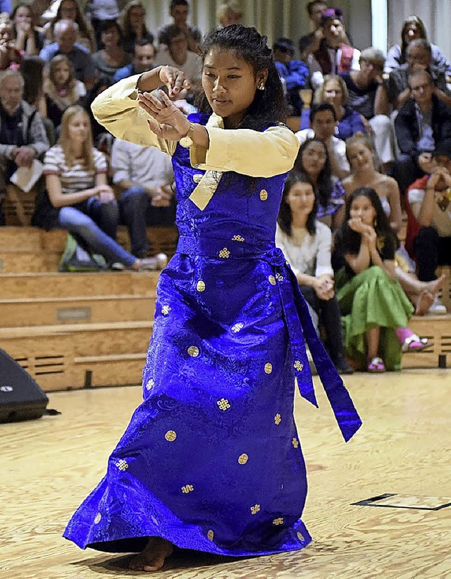 Eine Freiburger UWC-Studentin tanzte i... Tradition ihres Heimatlandes Nepal.    | Foto: thomas kunz