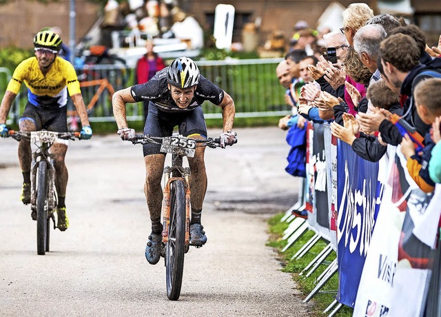Simon Stiebjahn sprintet im Cross-Coun... vor Martin Loo aus Estland zum Sieg.   | Foto: Max fuchs