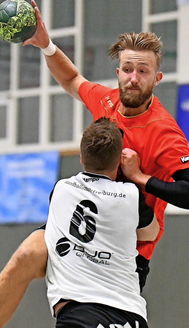 Sechs Tore: Tobias Ludwig (rot) gegen Freiburgs Gerrit Bartsch   | Foto: Keller