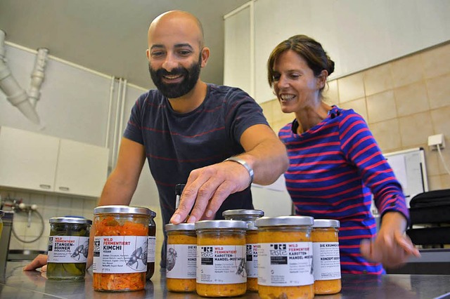 Matteo Leoni und Petra Krner sind auf...hmack gekommen: Sie fermentieren wild.  | Foto: Julia Jacob