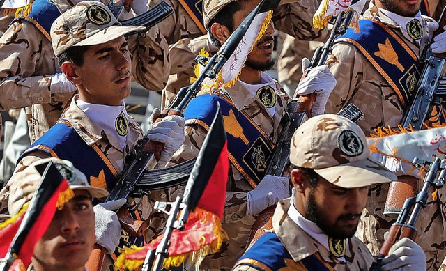 Jedes Jahr finden im Iran Militrparad...ie an den Krieg mit dem Irak erinnern.  | Foto: dpa