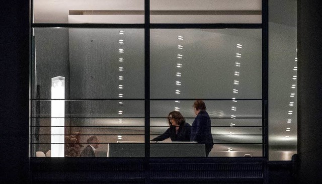 Beratung im Bundeskanzleramt. Rechts: ... Merkel. Links daneben: Andrea Nahles.  | Foto: dpa