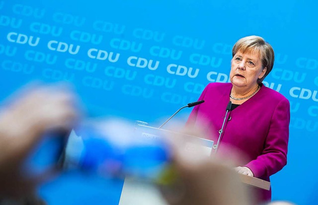 Angela Merkel rumt  vor der Sitzung d...enauer-Haus Fehler im Fall Maaen ein.  | Foto: dpa