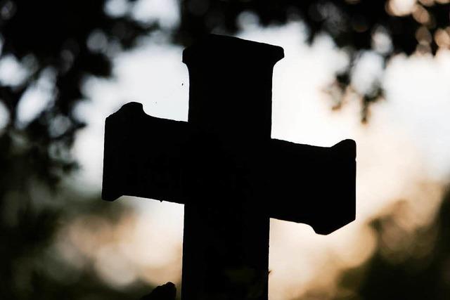 Unbekannte stehlen ein Kreuz auf dem Friedhof Kollmarsreute