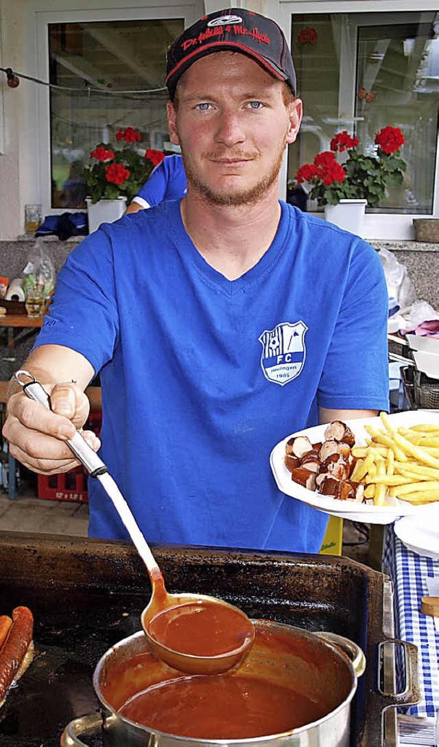 Thomas Scheurer hatte beim FC Hauingen am Grill jede Menge Arbeit.   | Foto: Paul Schleer
