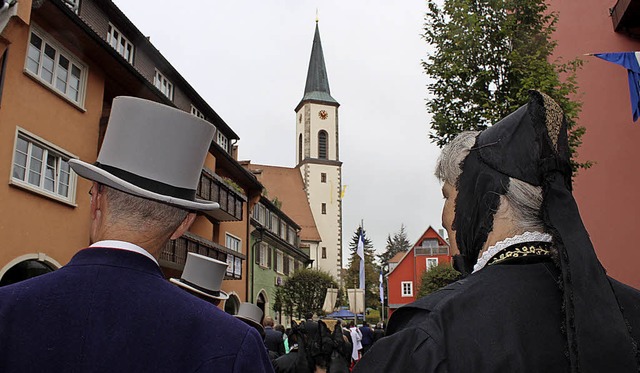 Den Kirchturm im Blick: An der  Prozes... Vereine wie die Trachtengruppe teil.   | Foto: Christa Maier