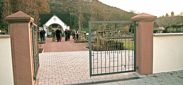 Das neue Tor am Hllsteiner Friedhof i...ene Aussegnungshalle (im Hintergrund).  | Foto: Anja Bertsch