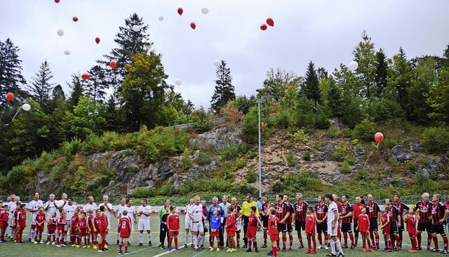 Luftballons in den Vereinsfarben des F...agnachmittag in den Schnauer Himmel.   | Foto: edgar steinfelder