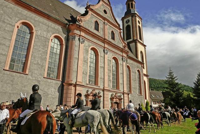 Pfarrer Kalt segnet 36 Pferde