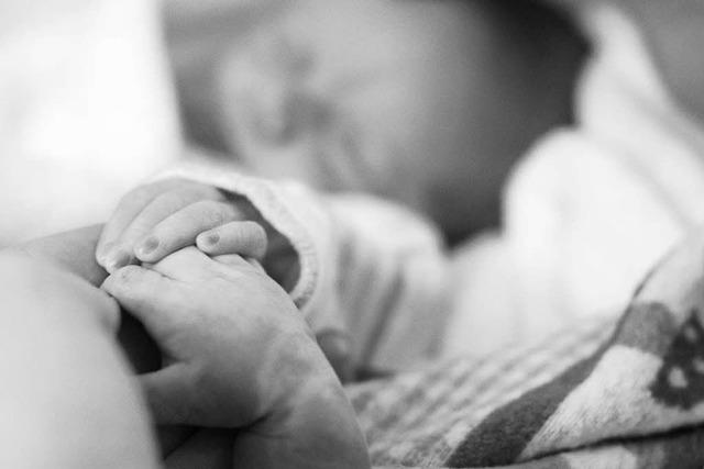 Wie Fotografien tot geborener Kinder den Eltern bei ihrer Trauer helfen können