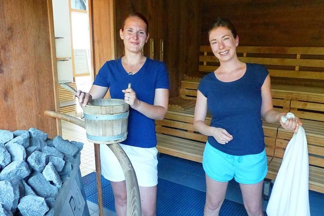 Saunameisterinnen Nicole Meyer (links) und Melanie Sacher bei der Arbeit  | Foto: Claudia Bachmann-Goronzy