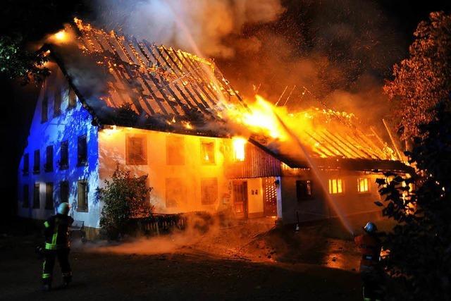 Feuer zerstrt Stoffelhof in Simonswald - Bewohner knnen sich retten