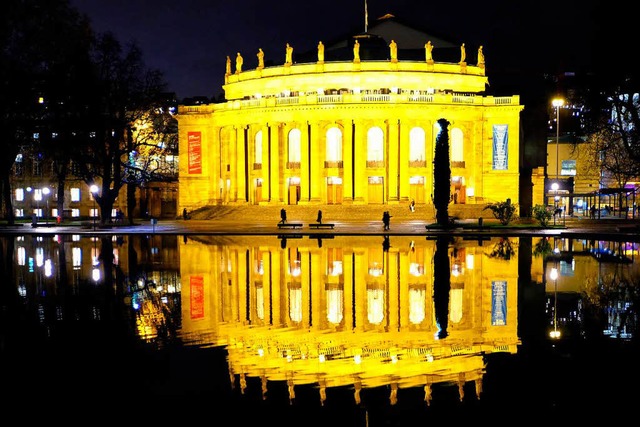 Das hell erleuchtete Stuttgarter Opernhaus spiegelt sich im Eckensee.  | Foto: dpa