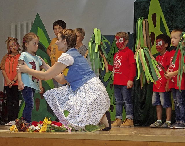 Anlsslich des Jubilumsfests wurde &#...i wirkten die Kindergartenkinder mit.   | Foto: Annika Sindlinger
