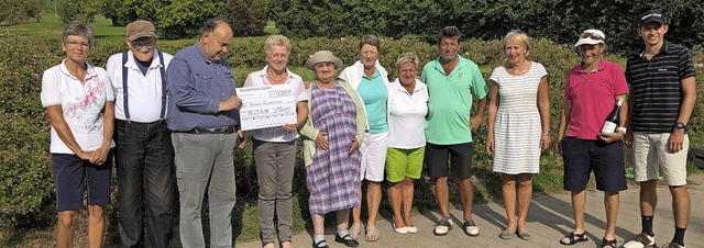 Gewinner des Golfbenefizturniers mit d...ch und Heimleiterin Heidi Saaler-Huber  | Foto: Privat