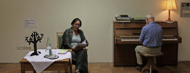 Elfi Thoma liest aus ihrer Gedichtsamm... Thoma zwischendurch auf dem Klavier.   | Foto: Selz