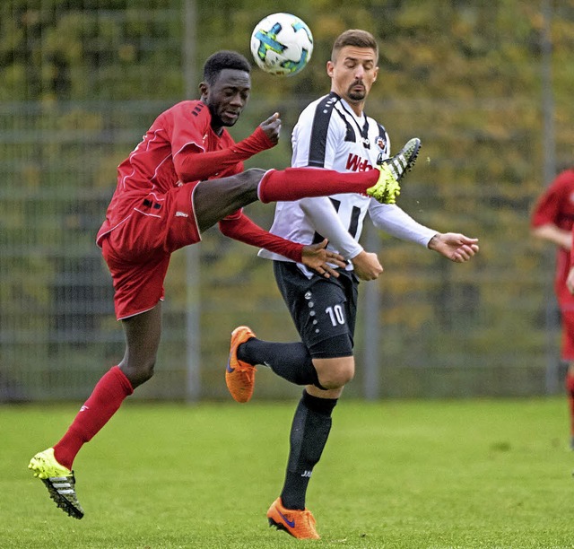 Lamin Colley (links) half es bei seine...Lrrach-Brombach Fuball zu spielen.    | Foto: Gerd Grndl/Loisl Mink