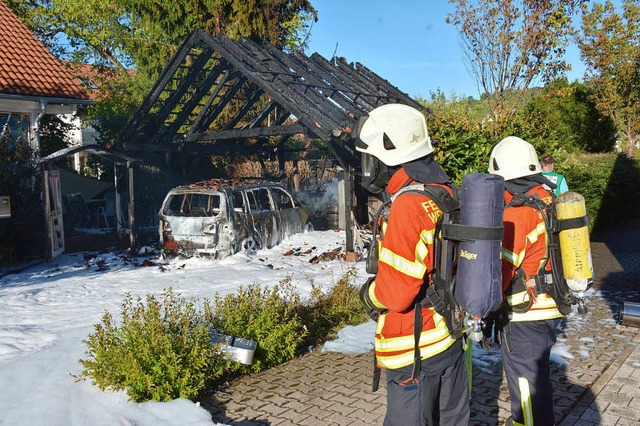 Auto und Carport wurden ein Raub der F...nde Wohnhaus (links) blieb unversehrt.  | Foto: Hannes Lauber