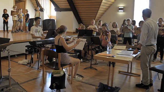 Probe ohne Kostme: Die Musik beginnt,...r suchen auf der Bhne ihre Position.   | Foto: Ounas-Krusel